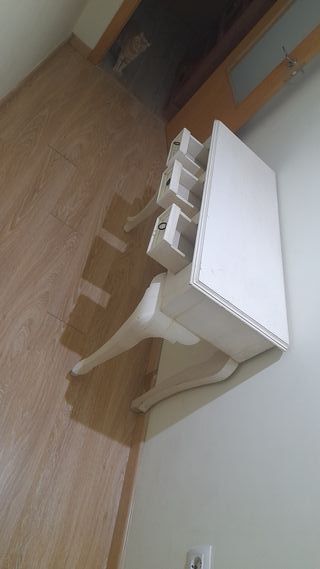 Recibidor blanco con mesita auxiliar