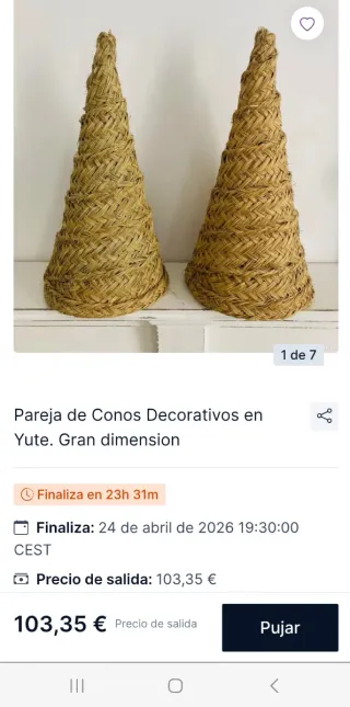 Conos de mimbre hechos a mano. Hay 5 disponibles