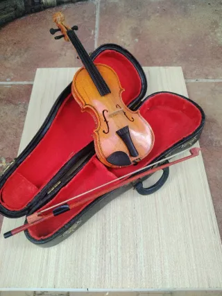 Violín miniatura con estuche