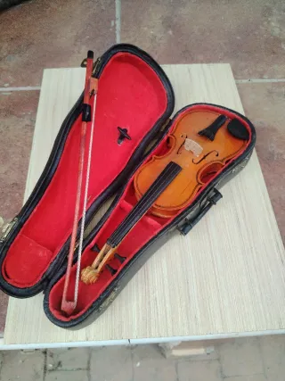 Violín miniatura con estuche