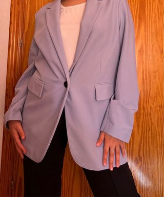 Elegante blazer morado y negro