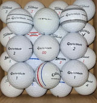 25 palline da golf assortite.