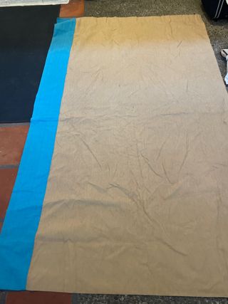 Cortinas beige y azul. 4 patas