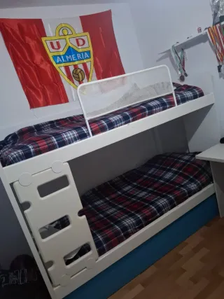 Cama litera blanca con barrera