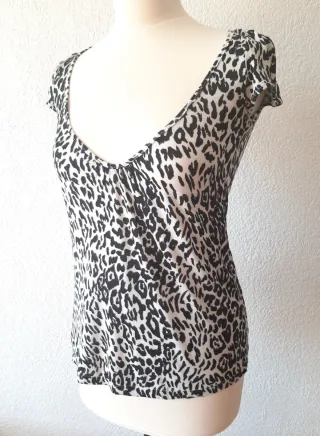 Camiseta con escote trasero y estampado