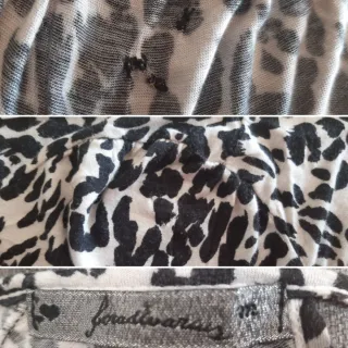 Camiseta con escote trasero y estampado