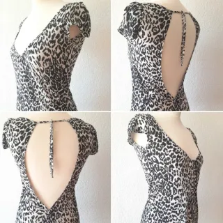 Camiseta con escote trasero y estampado