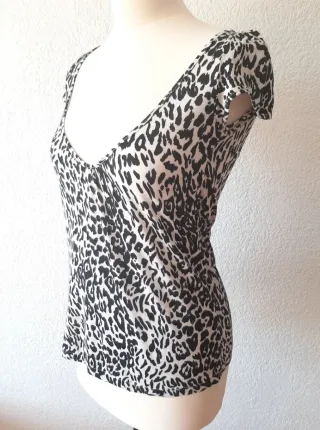 Camiseta con escote trasero y estampado