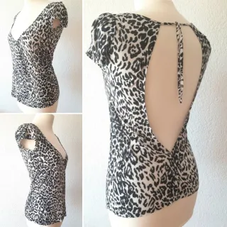 Camiseta con escote trasero y estampado