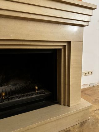 Embocadura de chimenea de mármol beige