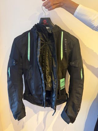 Chaqueta Armure Negra con protector de espalda