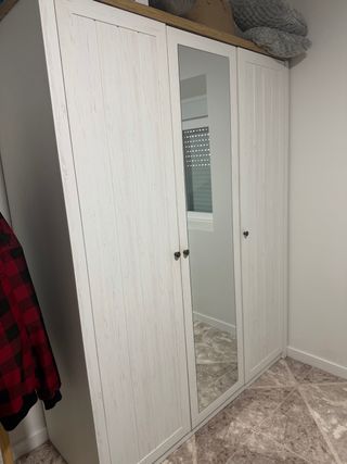 Armario blanco con puertas de madera y espejo