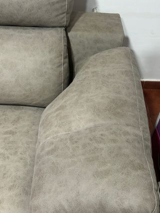 Sofá cama gris con asientos extraíbles