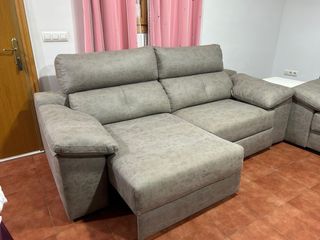 Sofá cama gris con asientos extraíbles