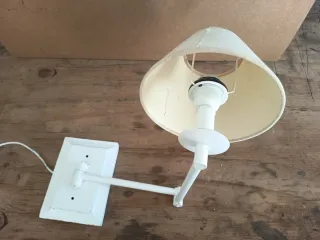 Lámparas de pared beige y blancas