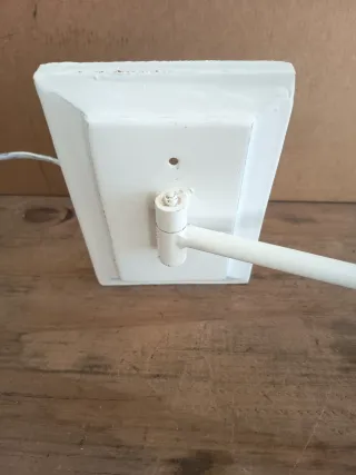 Lámparas de pared beige y blancas