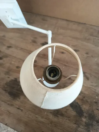 Lámparas de pared beige y blancas