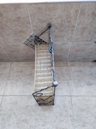 Scaffale in metallo con vimini