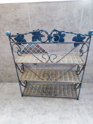 Scaffale in metallo con vimini