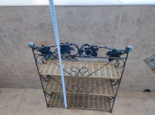 Scaffale in metallo con vimini