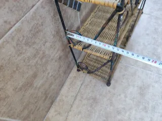 Scaffale in metallo con vimini