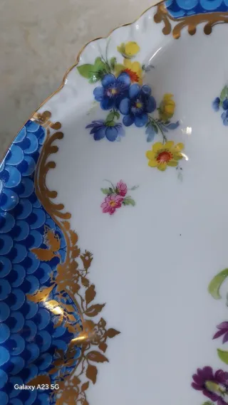 Prato decorativo floral azul e dourado