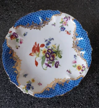 Prato decorativo floral azul e dourado