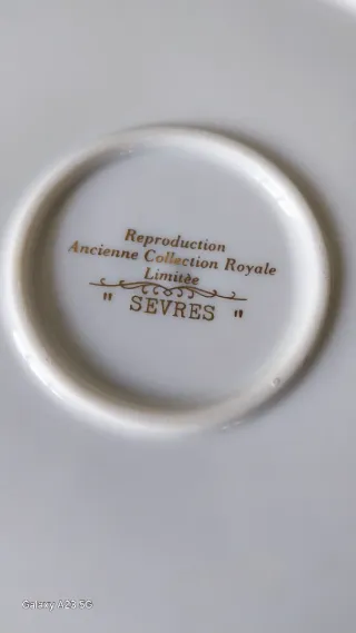 Prato decorativo floral azul e dourado