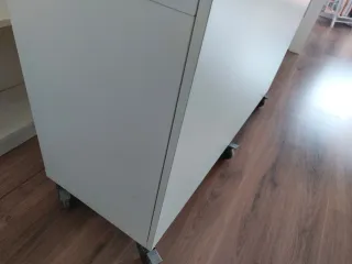 Mueble blanco con ruedas