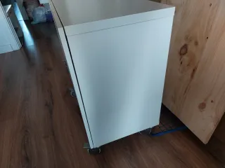 Mueble blanco con ruedas