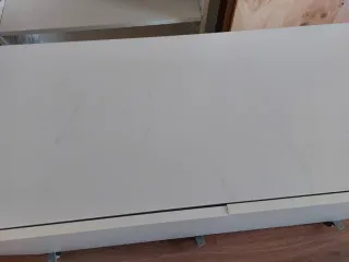 Mueble blanco con ruedas