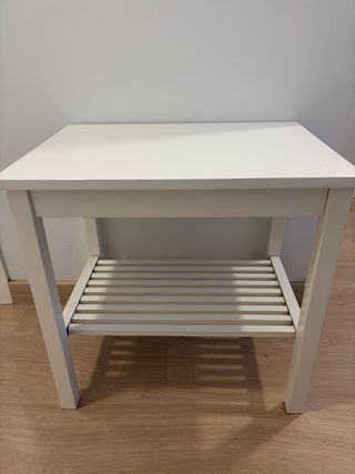 Mesita de noche blanca