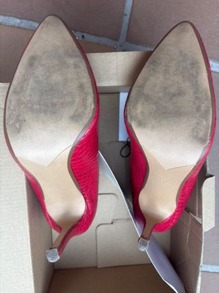 Zapatos de tacón rojos