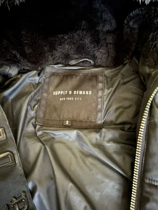 Abrigo Supply & Demand Negro con Capucha