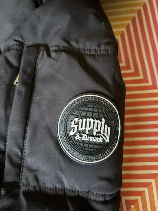 Abrigo Supply & Demand Negro con Capucha