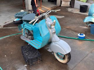 Lambretta LD con sidecar azul y gris