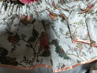 Cortinas de tela satinada con estampado floral