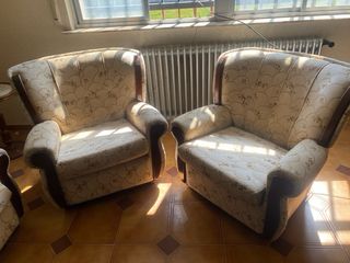 Conjunto de sillones de tela y madera