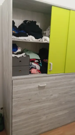 Armario puertas correderas verde y madera