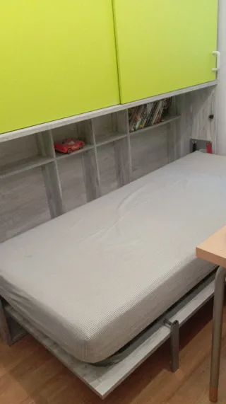 Armario puertas correderas verde y madera