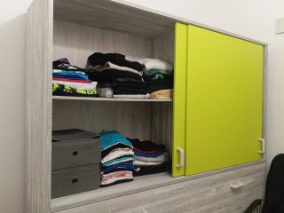 Armario puertas correderas verde y madera