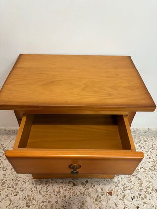 Mesita de noche de pino macizo (3 cajones)