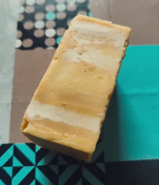 JABÓN RÚSTICO DE CALABAZA Y CÚRCUMA. 110 GR APROX.