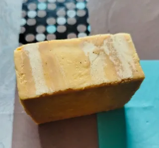 JABÓN RÚSTICO DE CALABAZA Y CÚRCUMA. 110 GR APROX.