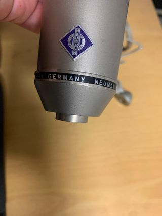 Micro NEUMANN U87 con suspensión de araña
