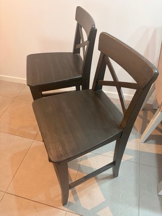 Dos taburetes altos madera respaldo