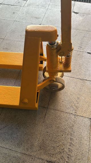 Traspaleta hidráulica manual amarilla