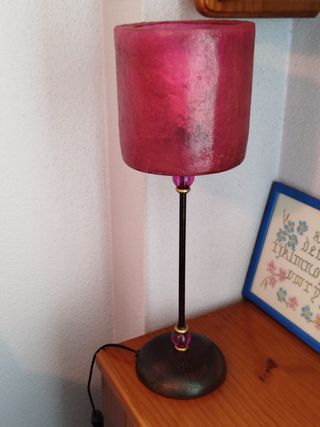 Lámpara de mesa en color buganvilla