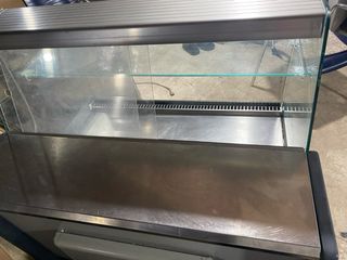 Vitrina expositora de cristal y metal