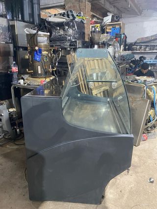 Vitrina expositora de cristal y metal